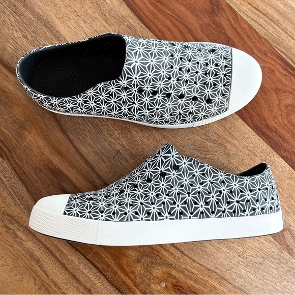 Native Jefferson unisex slip on water shoe - Picture 1 of 11